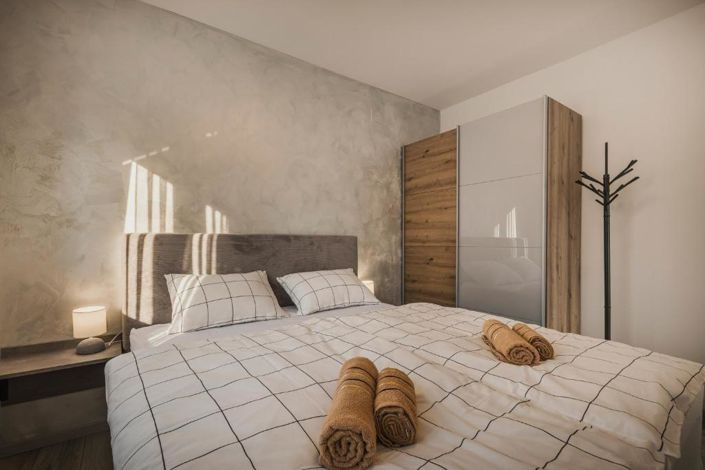 Image No.20-5 Bed Property for sale