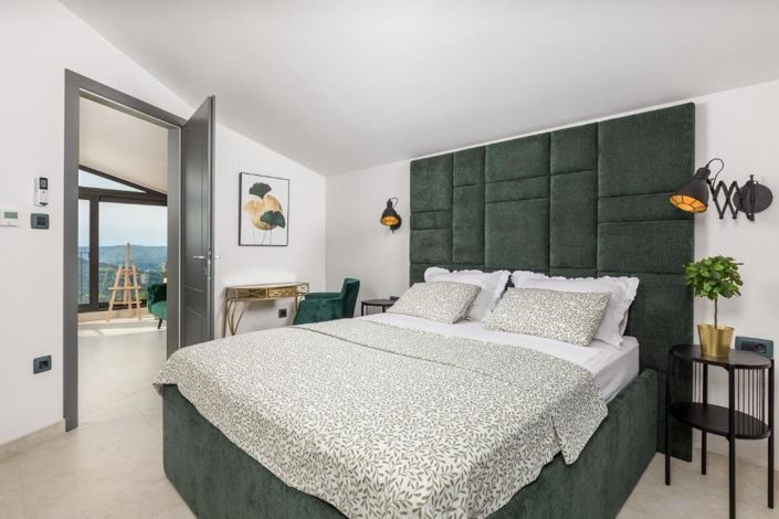 Image No.17-4 Bed Property for sale