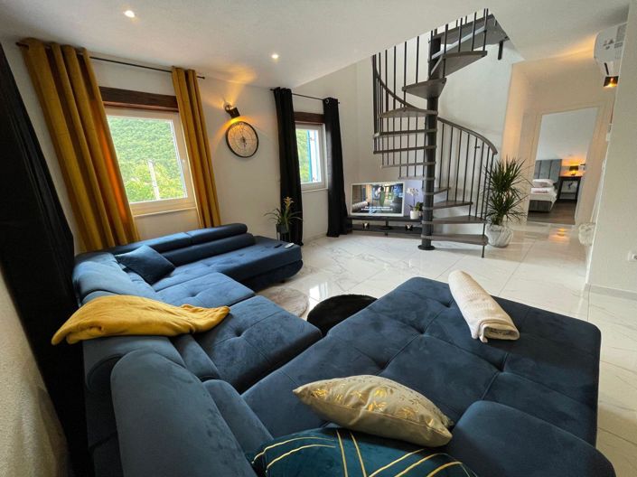 Image No.12-4 Bed Property for sale