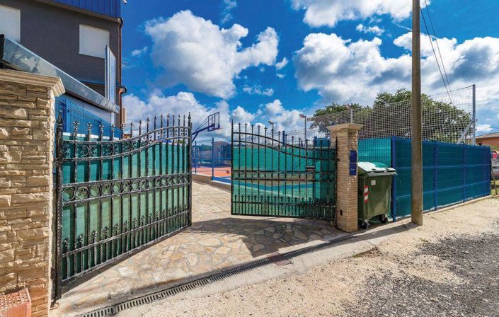 Image No.23-10 Bed Property for sale