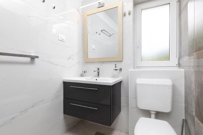 Image No.22-8 Bed Property for sale