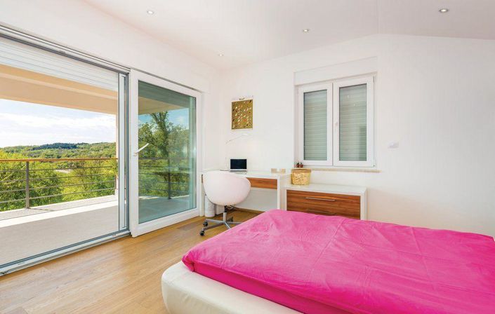 Image No.17-4 Bed Property for sale