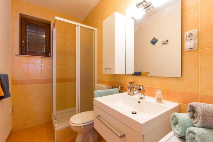 Image No.10-6 Bed Property for sale