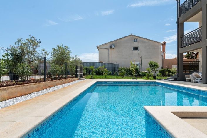 Image No.2-15 Bed Property for sale