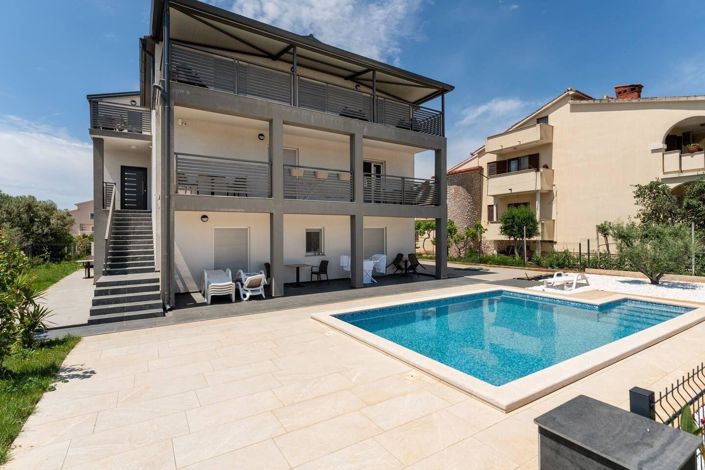 Image No.6-15 Bed Property for sale