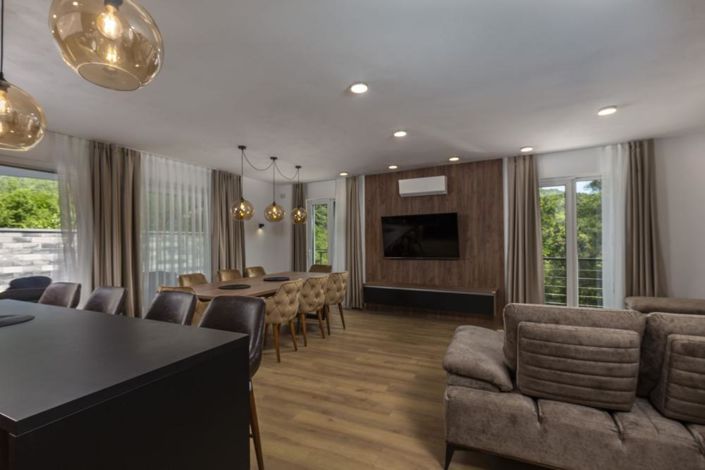 Image No.10-3 Bed Property for sale