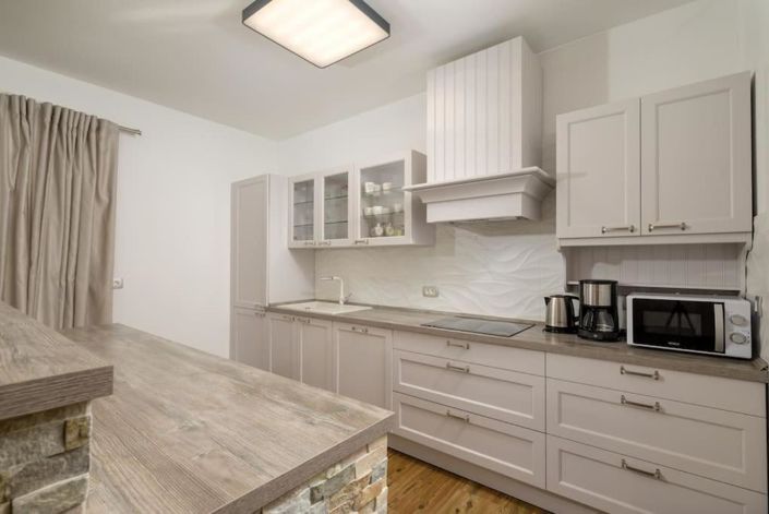 Image No.10-5 Bed Property for sale