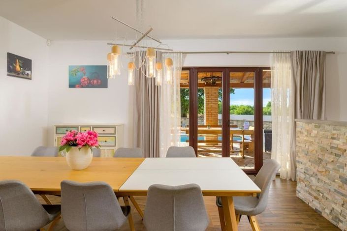 Image No.8-5 Bed Property for sale