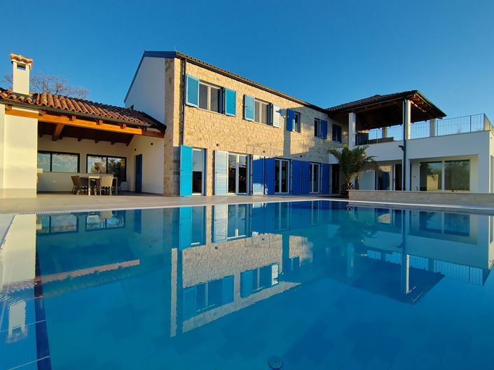 Image No.1-4 Bed Property for sale