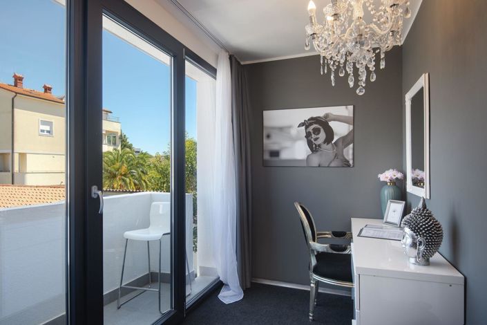 Image No.11-9 Bed Property for sale