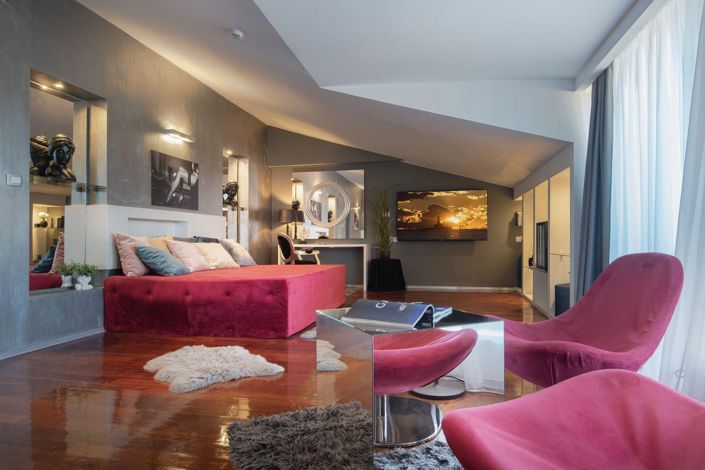 Image No.14-9 Bed Property for sale