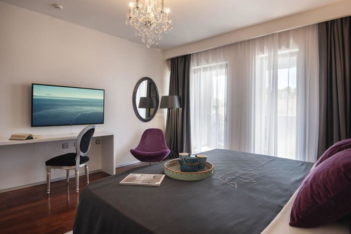 Image No.17-9 Bed Property for sale