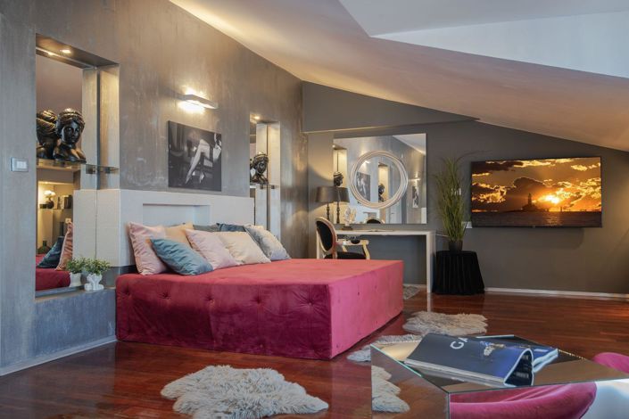 Image No.25-9 Bed Property for sale