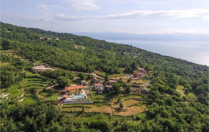 Image No.10-3 Bed Property for sale