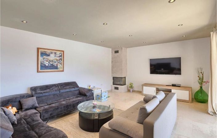 Image No.12-3 Bed Property for sale