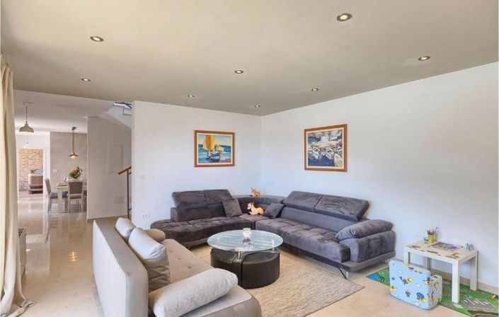 Image No.13-3 Bed Property for sale