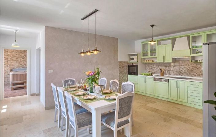 Image No.18-3 Bed Property for sale