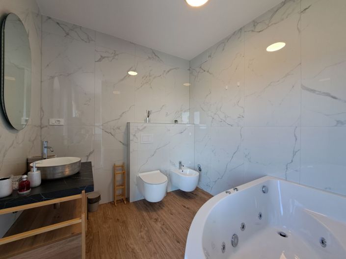 Image No.20-4 Bed Property for sale