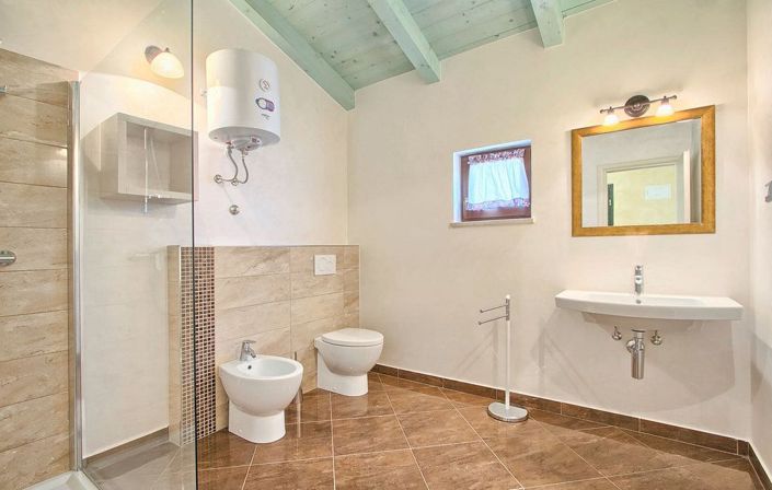 Image No.19-5 Bed Property for sale