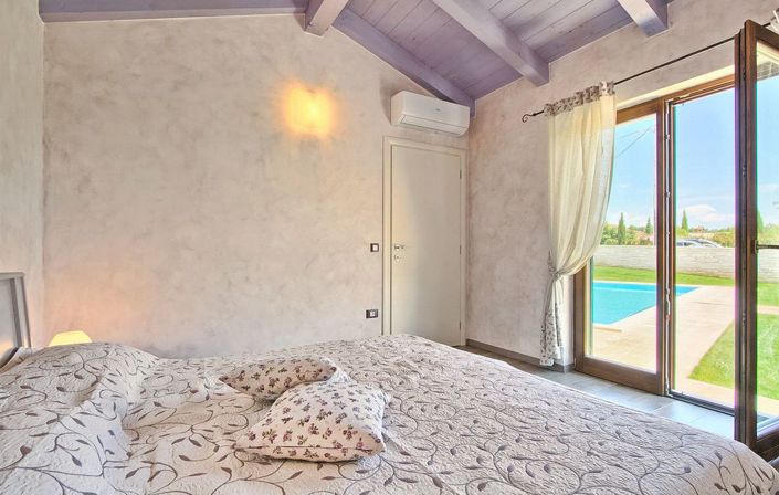 Image No.22-5 Bed Property for sale