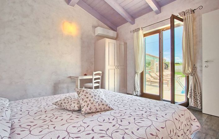 Image No.24-5 Bed Property for sale