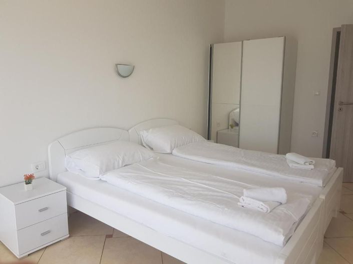 Image No.10-9 Bed Property for sale