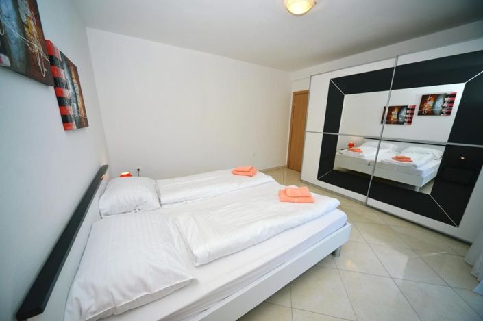 Image No.7-9 Bed Property for sale