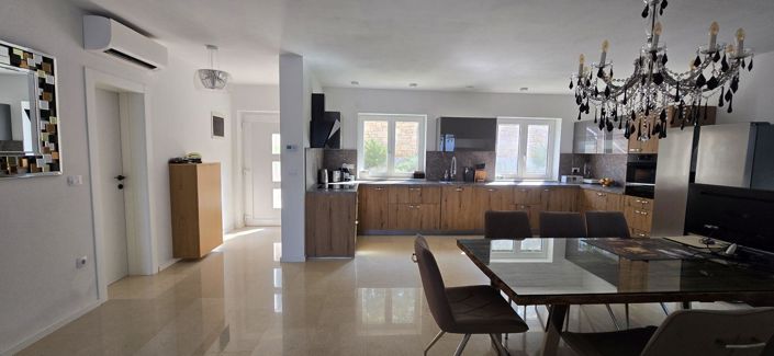 Image No.12-4 Bed Property for sale