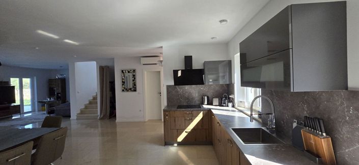 Image No.14-4 Bed Property for sale