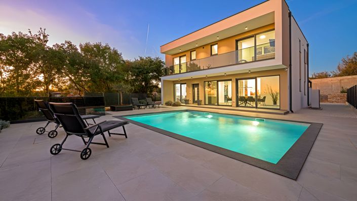 Image No.1-4 Bed Property for sale