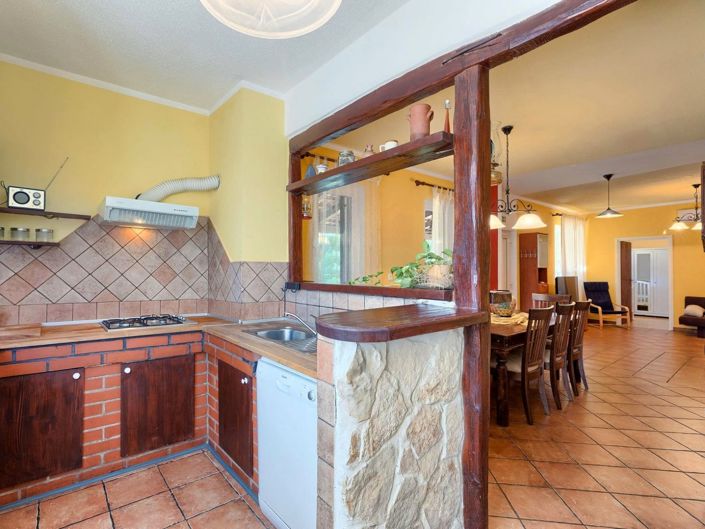 Image No.16-5 Bed Property for sale