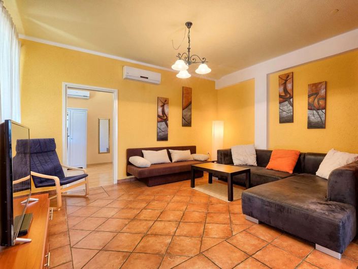 Image No.17-5 Bed Property for sale