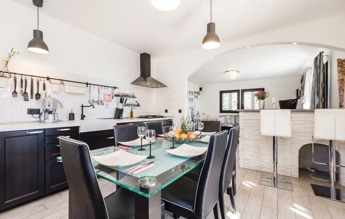 Image No.11-4 Bed Property for sale