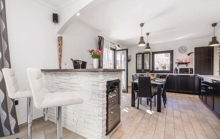 Image No.17-4 Bed Property for sale