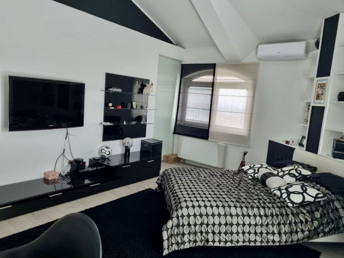 Image No.19-4 Bed Property for sale