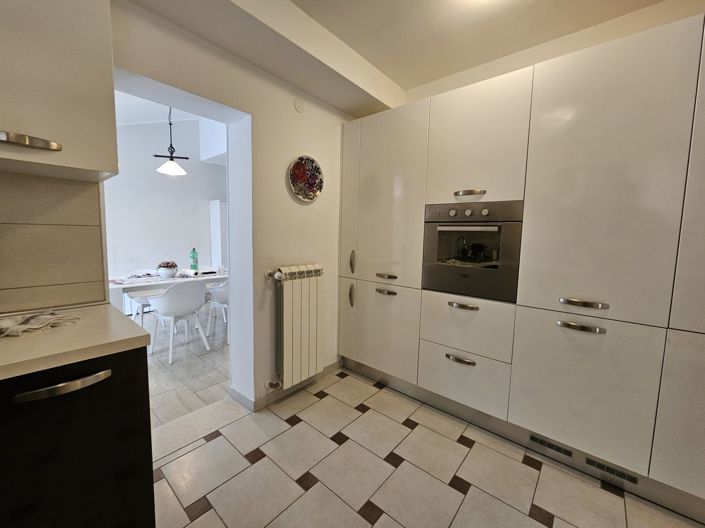 Image No.12-8 Bed Property for sale