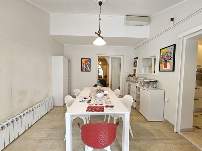 Image No.16-8 Bed Property for sale