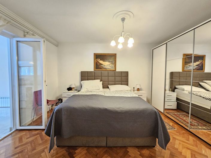 Image No.25-8 Bed Property for sale