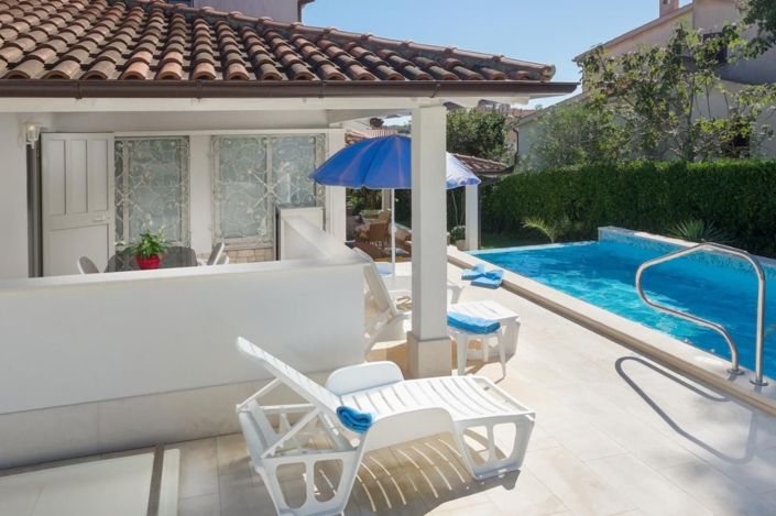 Image No.3-8 Bed Property for sale