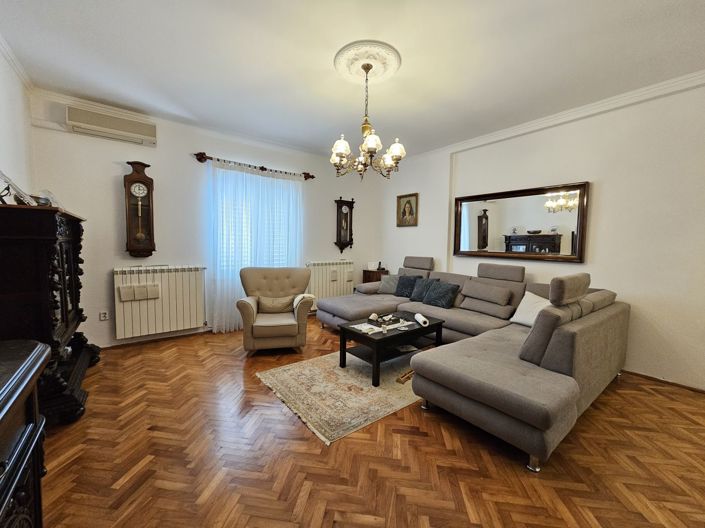 Image No.5-8 Bed Property for sale