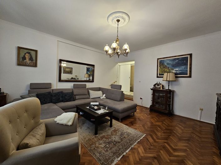 Image No.6-8 Bed Property for sale