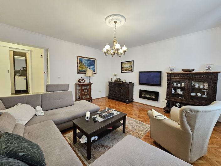 Image No.7-8 Bed Property for sale