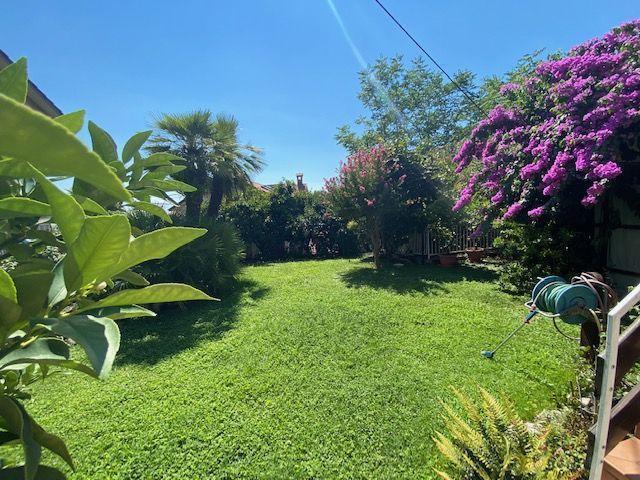 Image No.6-8 Bed Property for sale