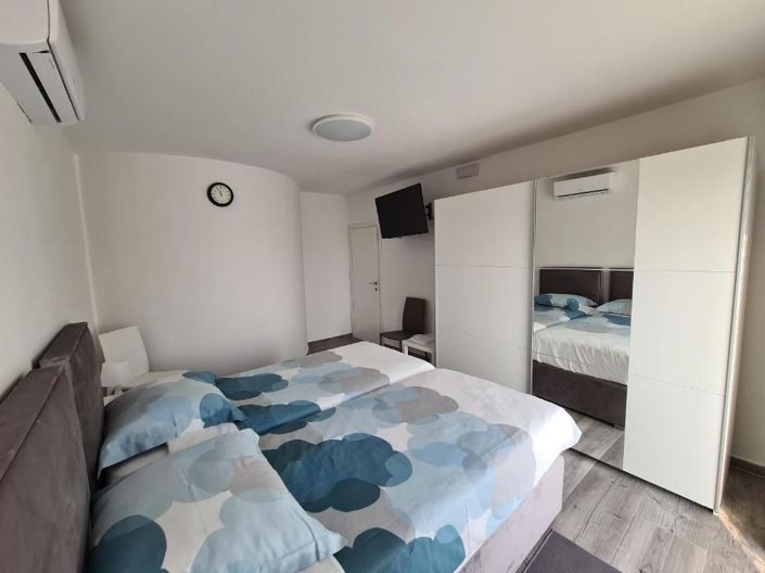 Image No.13-10 Bed Property for sale