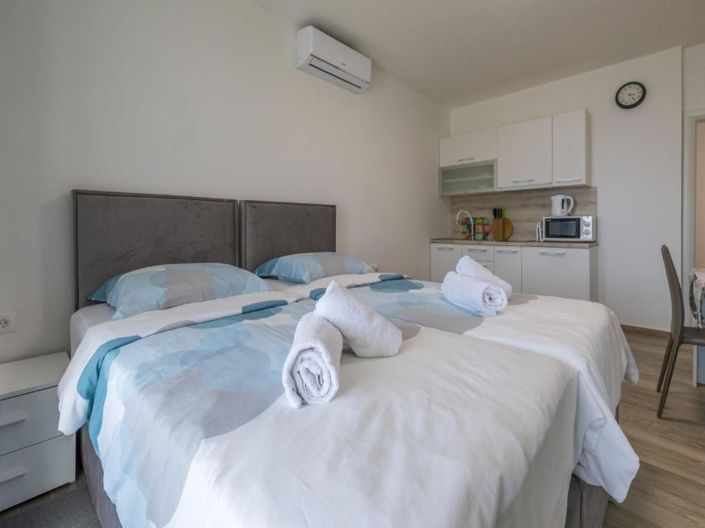 Image No.17-10 Bed Property for sale