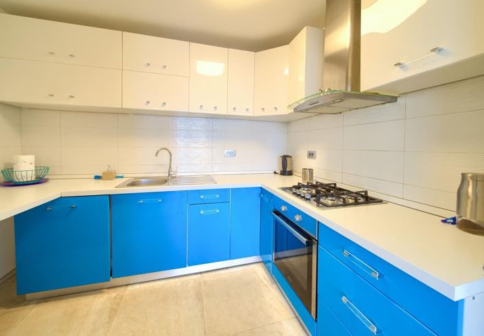 Image No.5-6 Bed Property for sale