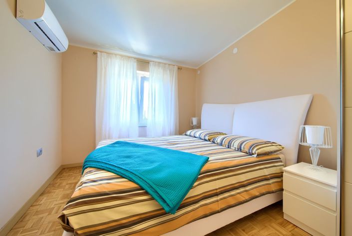 Image No.8-6 Bed Property for sale