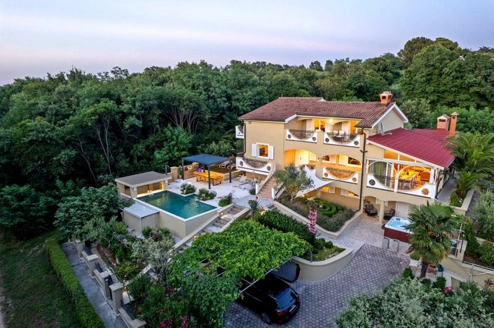 Image No.1-6 Bed Property for sale