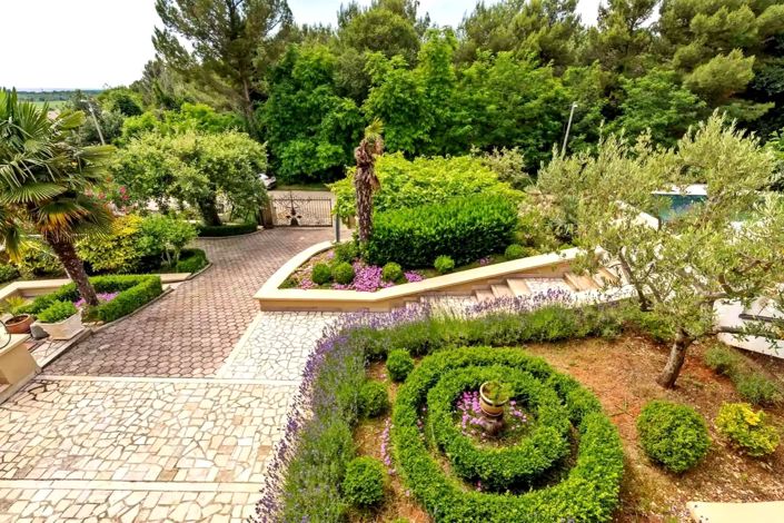 Image No.17-6 Bed Property for sale