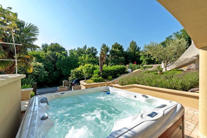 Image No.9-6 Bed Property for sale